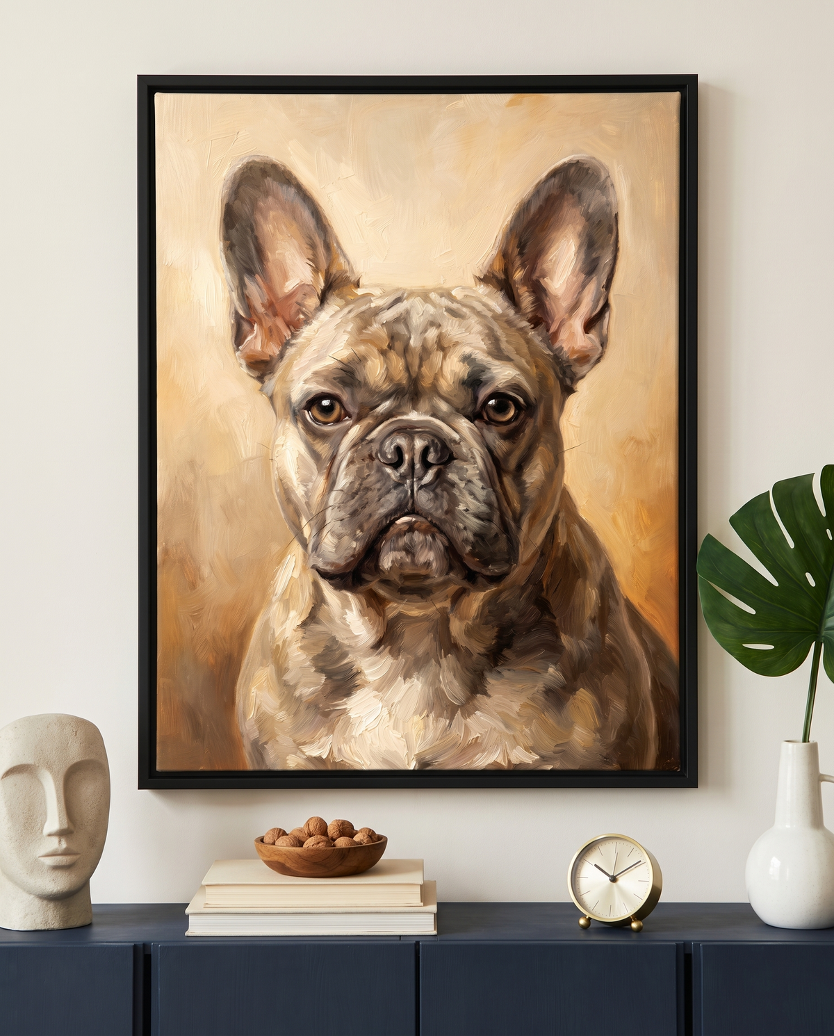 Gemaltes Porträt einer Französischen Bulldogge auf gerahmter Leinwand über einer dunkelblauen Kommode